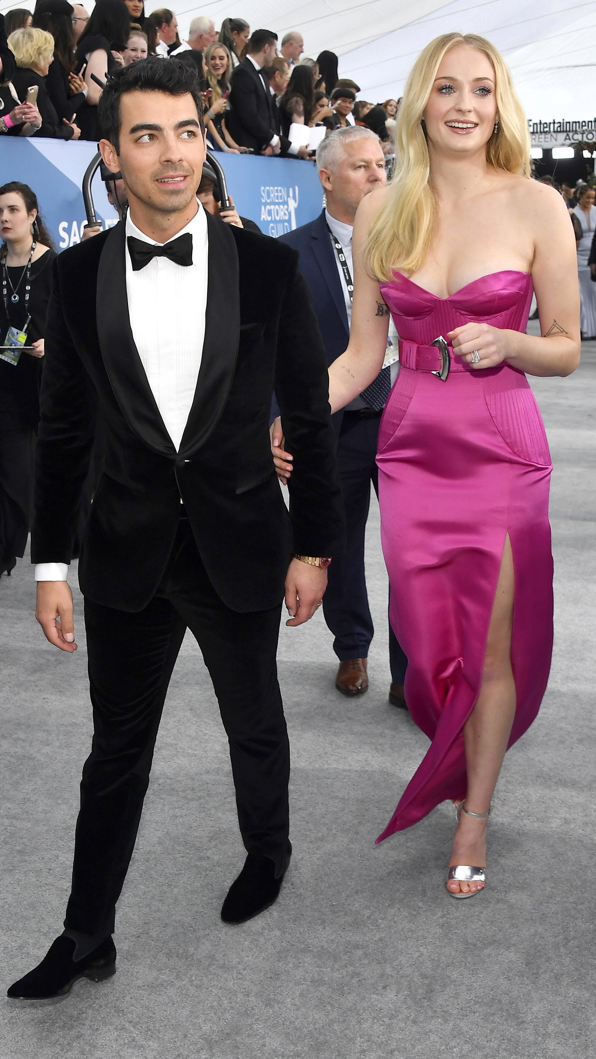 Joe Jonas und Sophie Turner glücklich auf einer Veranstaltung.