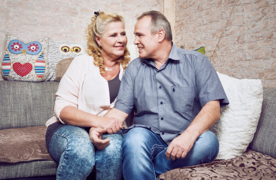 Silvia Wollny und Harald Elsenbast schauen sich glücklich an