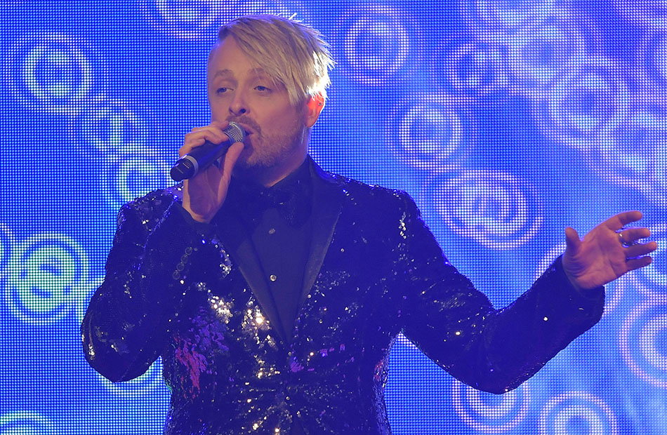 Ross Antony singt