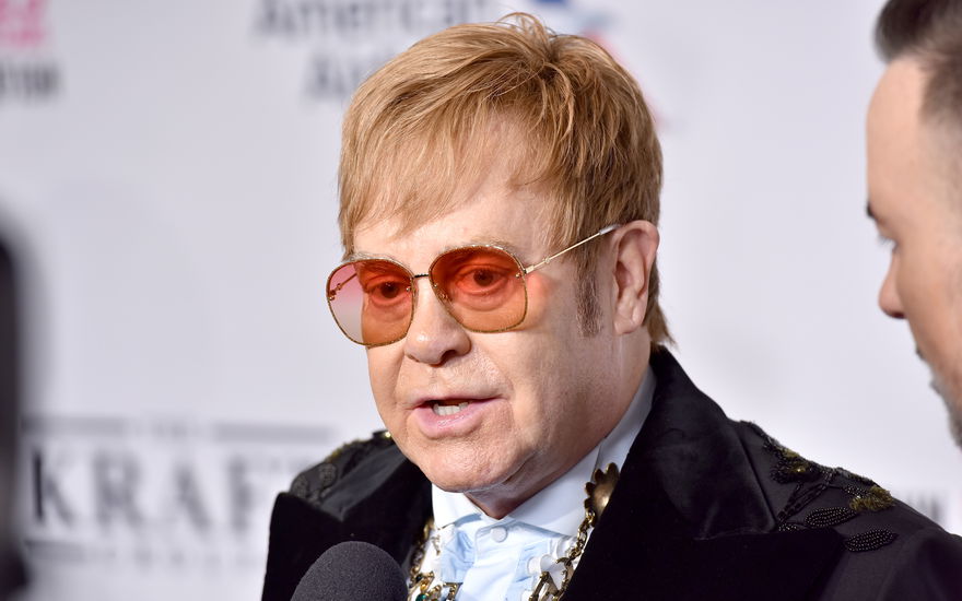 Elton John guckt ernst
