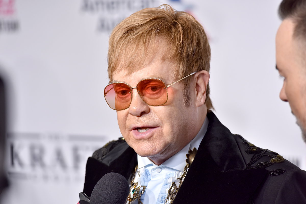Elton John guckt ernst