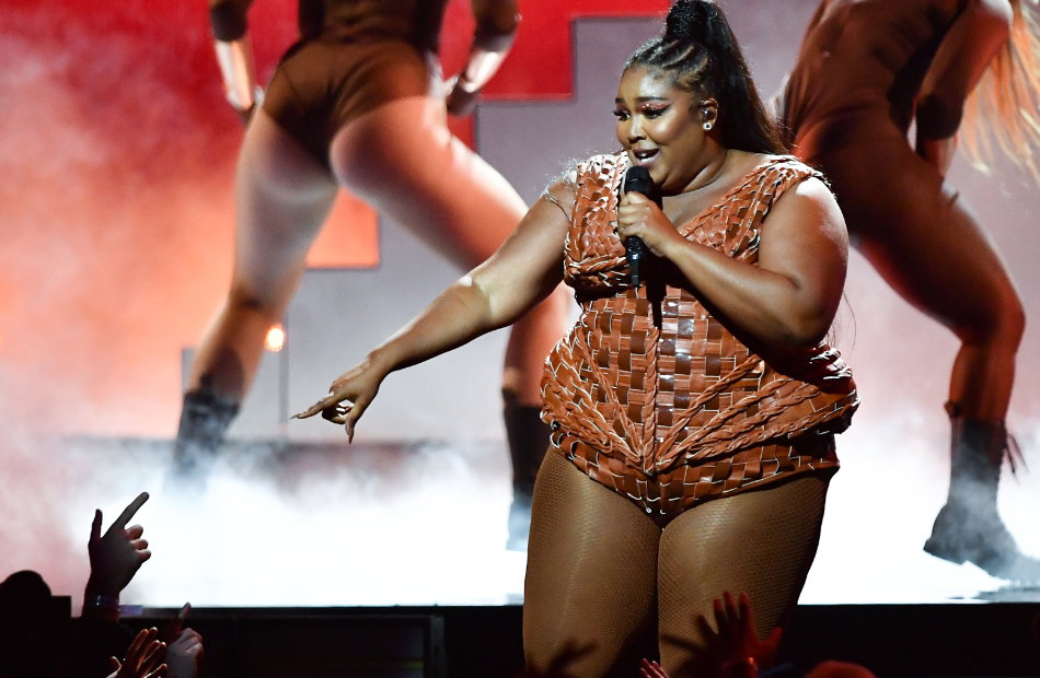 Lizzo singt auf der Bühne