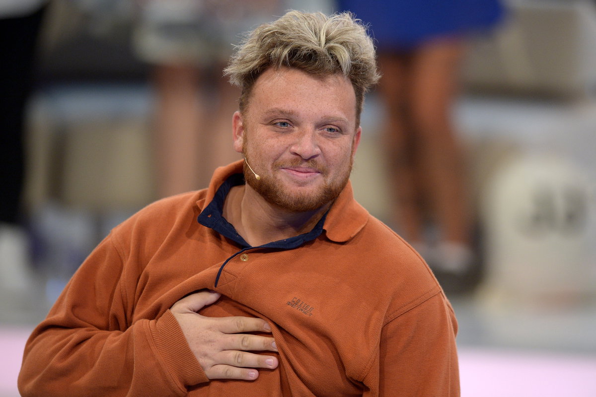 Menowin fässt sich an die Brust