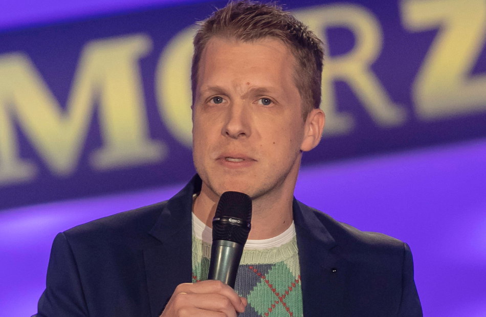 Oliver Pocher ernst mit einem Mikro in der Hand