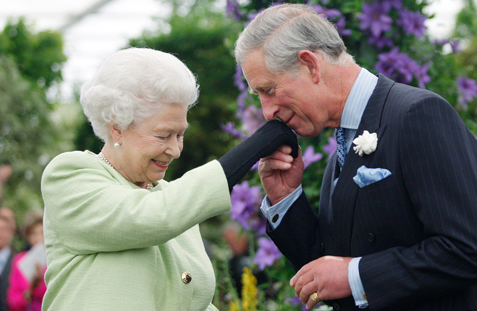 Prinz William küsst Queen Elizabeth II. die Hand