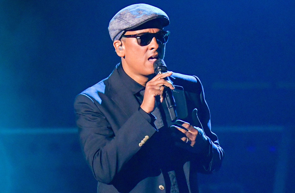 Xavier Naidoo performt mit Mütze und Sonnenbrille und Mikrofon in der Hand