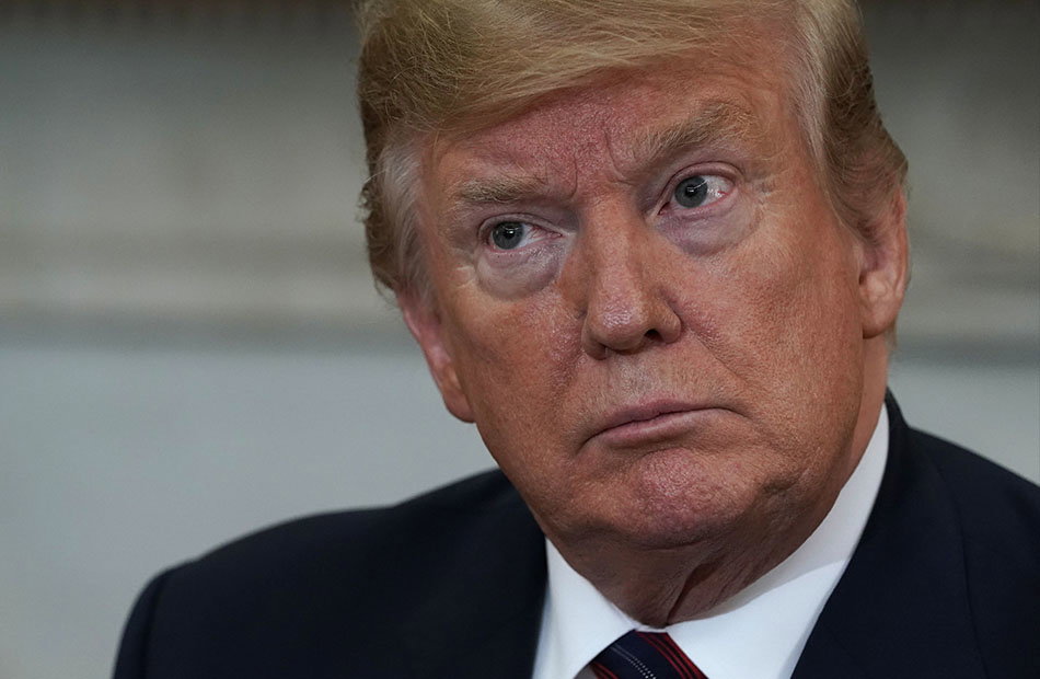 Donald Trump schaut ernst zur Seite.
