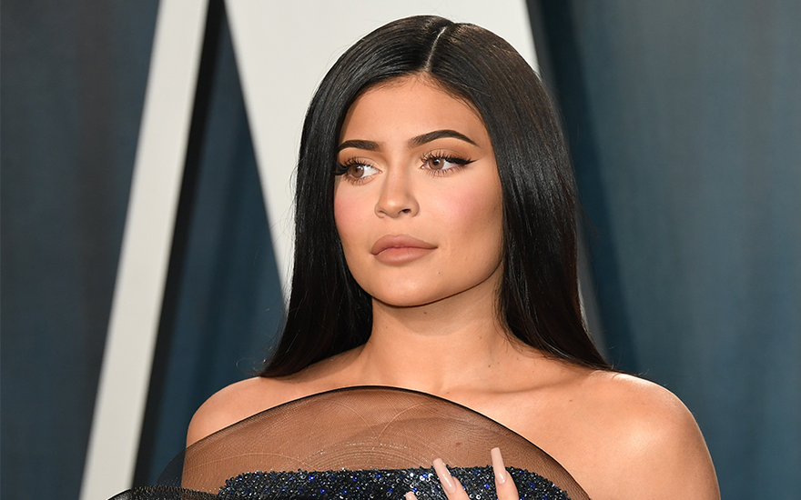 Kylie Jenner posiert für die Kameras.