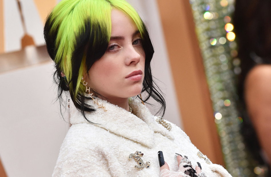 Billie Eilish guckt selbstbewusst zur Seite