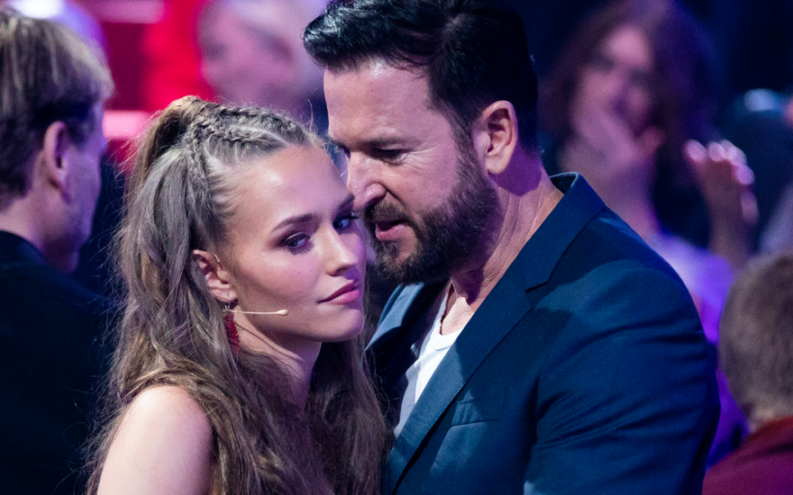 Michael Wendler flüstert Laura Müller etwas ins Ohr, während die zur Seite schaut