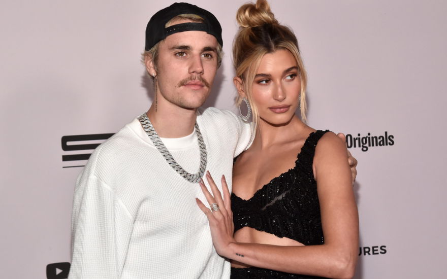 Justin und Hailey Bieber gucken ernst