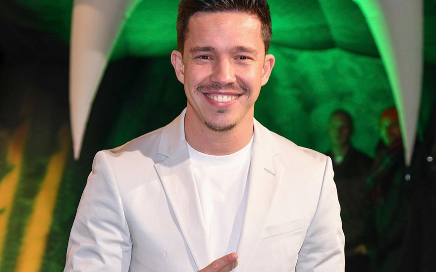 Nico Santos lächelt