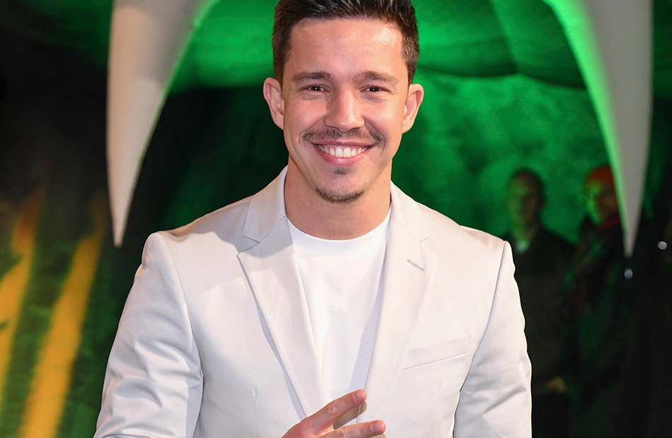 Nico Santos lächelt