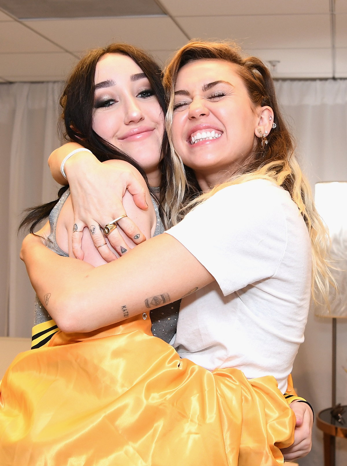 Noah und Miley Cyrus umarmen sich