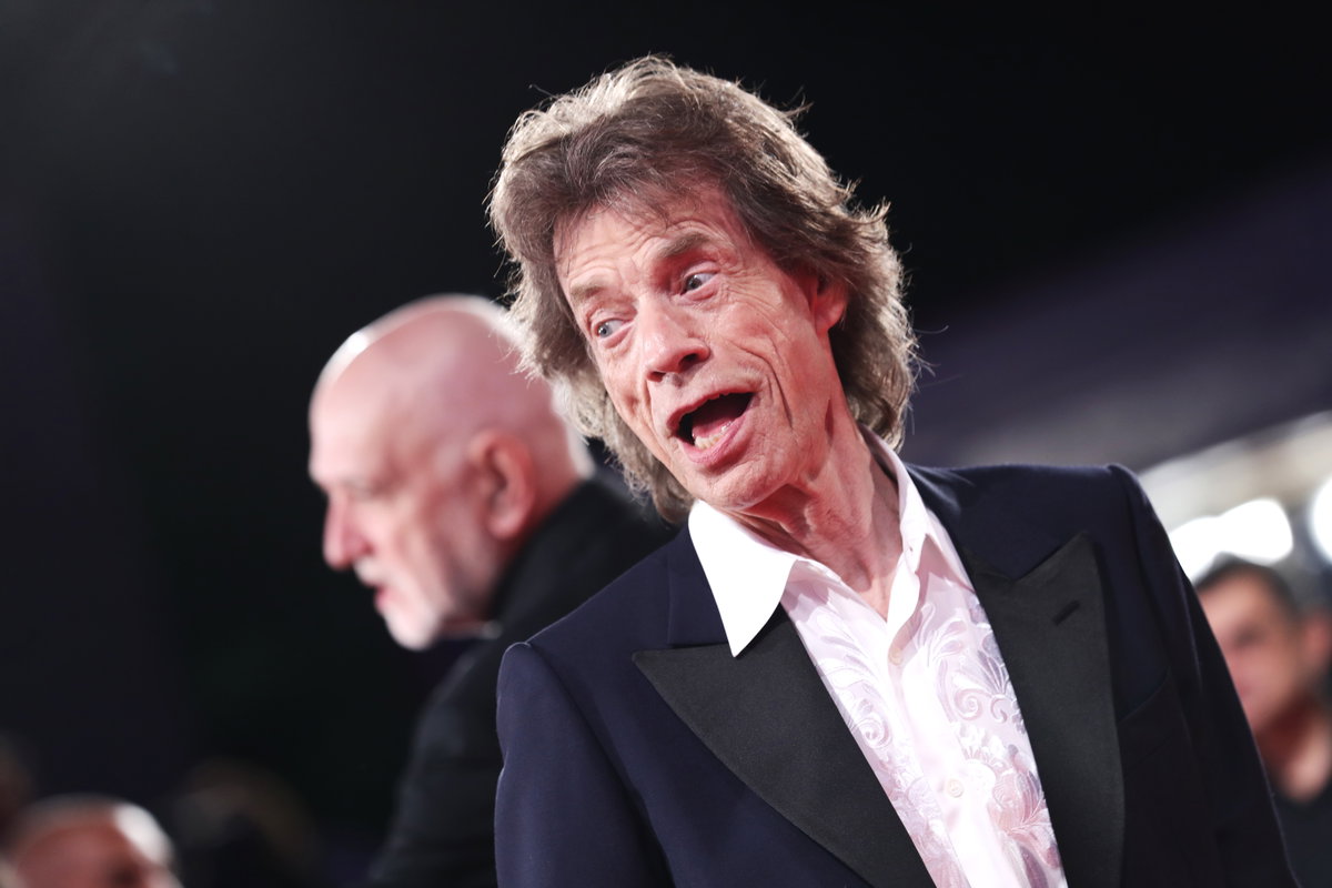 Mick Jagger reißt überrascht den Mund auf