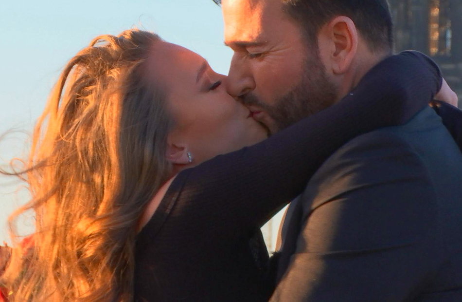 Laura Müller und Michael Wendler liegen sich in den Armen und küssen sich.