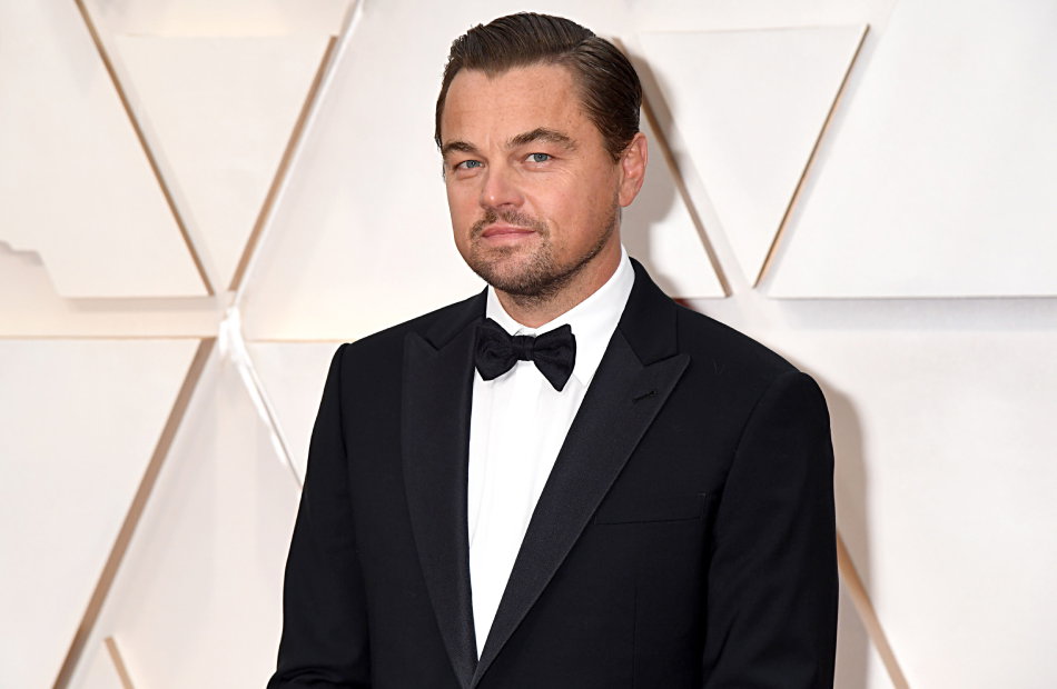 Leonardo DiCaprio guckt zur Seite