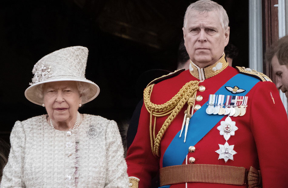 Queen Elizabeth und Prinz Andrew stehen nebeneinander.