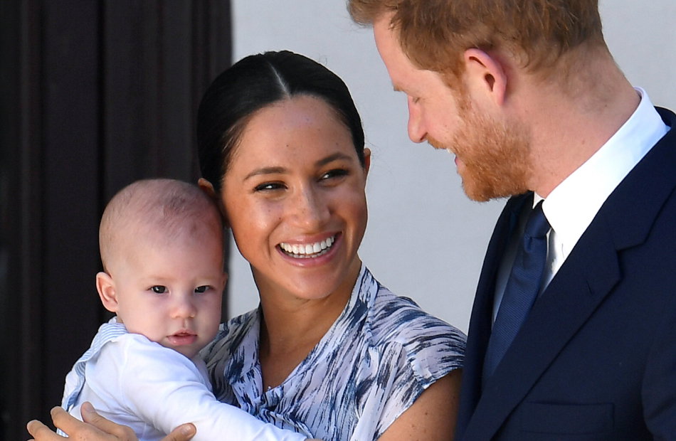 Archie, Meghan und Harry zusammen lachend.