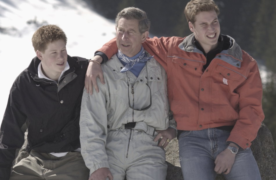 König Charles, Prinz Harry und Prinz William Arm in Arm im Schneegebiet