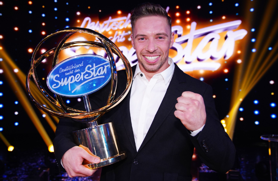 Ramon Roselly mit dem DSDS-Pokal