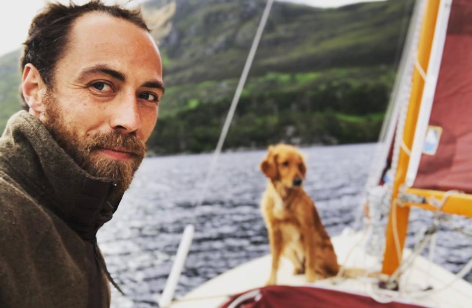 James Middleton auf dem Boot mit einem Hund