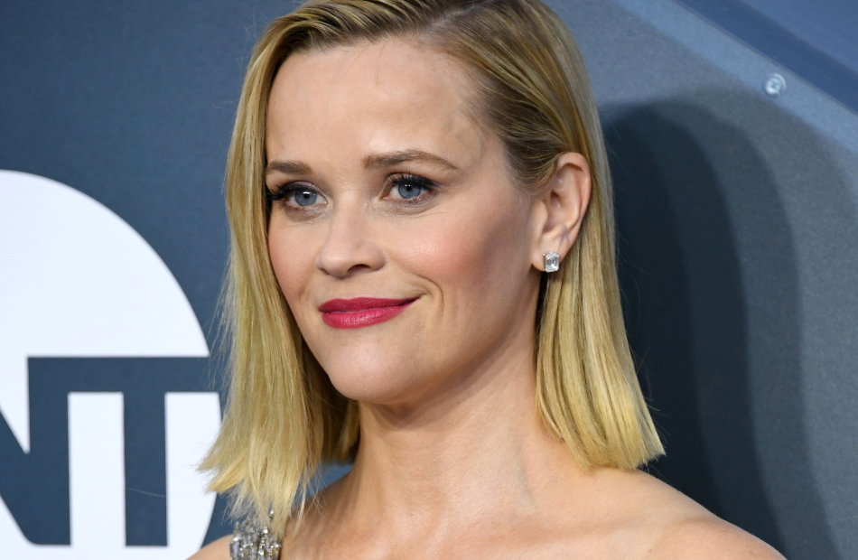 Reese Witherspoon lächelt auf einer Veranstaltung.
