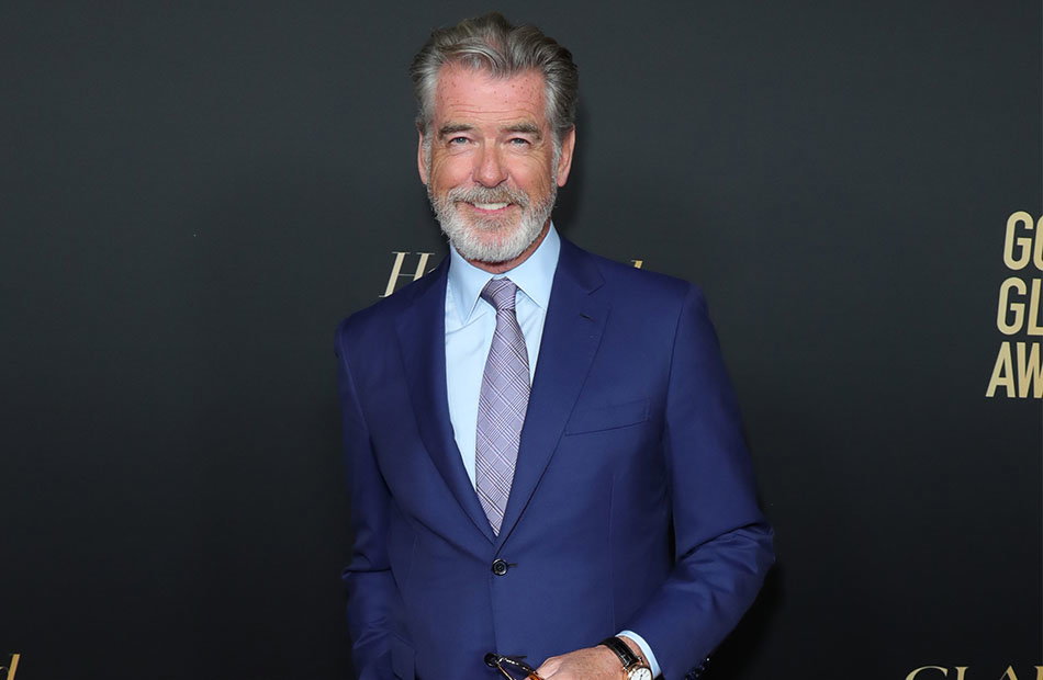Pierce Brosnan lacht