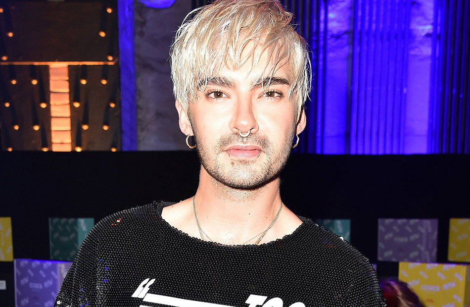 Bill Kaulitz lächelt leicht