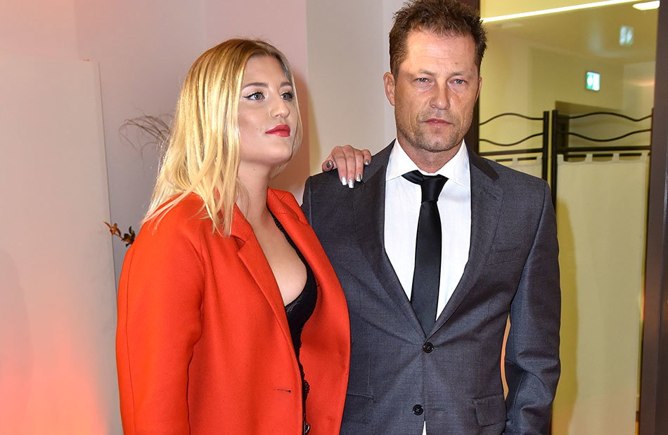Luna und Til Schweiger stehen nebeneinander