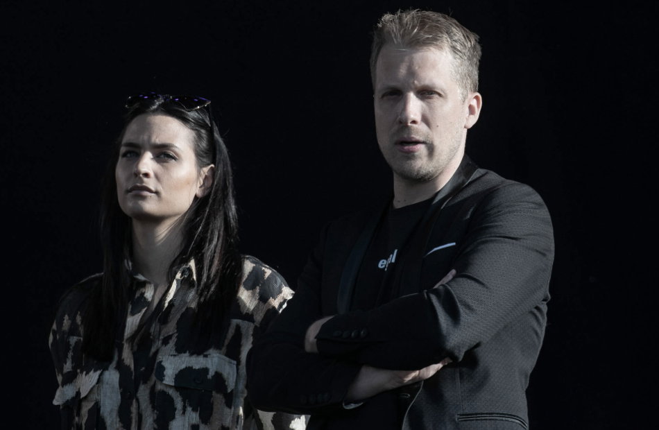 Amira und Oliver Pocher gucken ernst