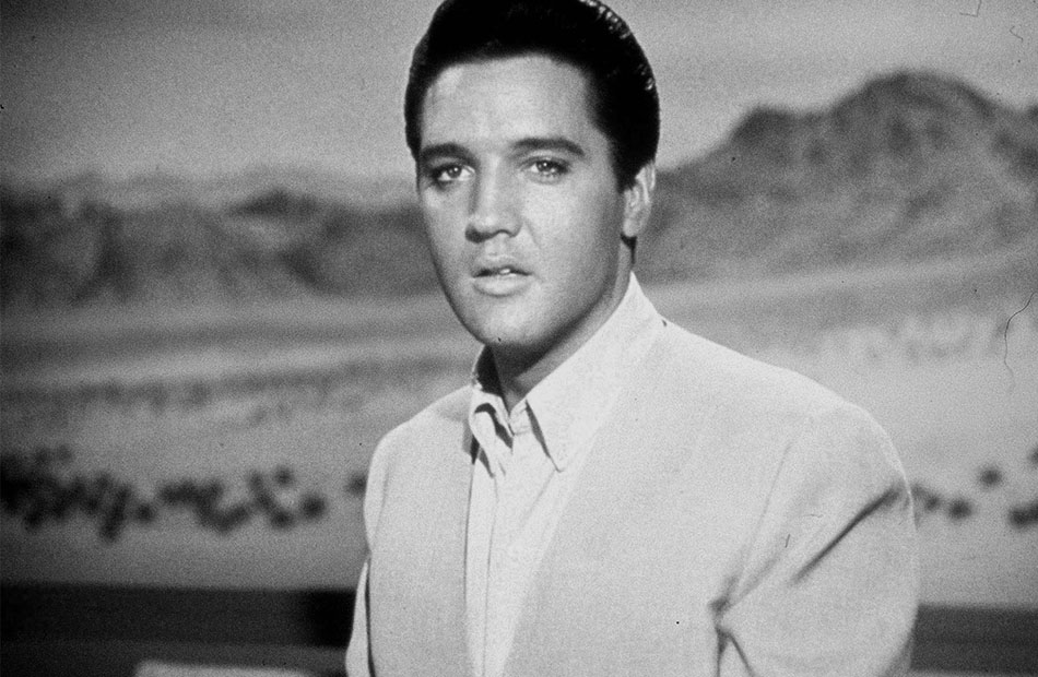 Elvis Presley sieht nachdenklich aus