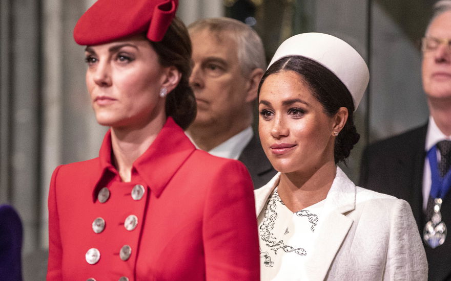 Herzogin Meghan steht in der Kirche hinter Prinzessin Kate