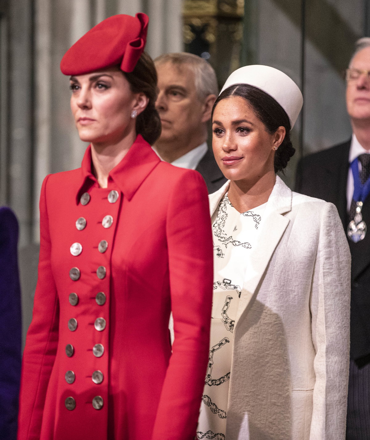 Herzogin Meghan steht in der Kirche hinter Prinzessin Kate