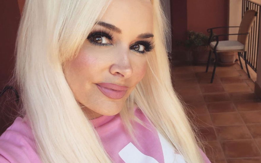 Daniela Katzenberger schaut in die Kamera bei einem Selfie.