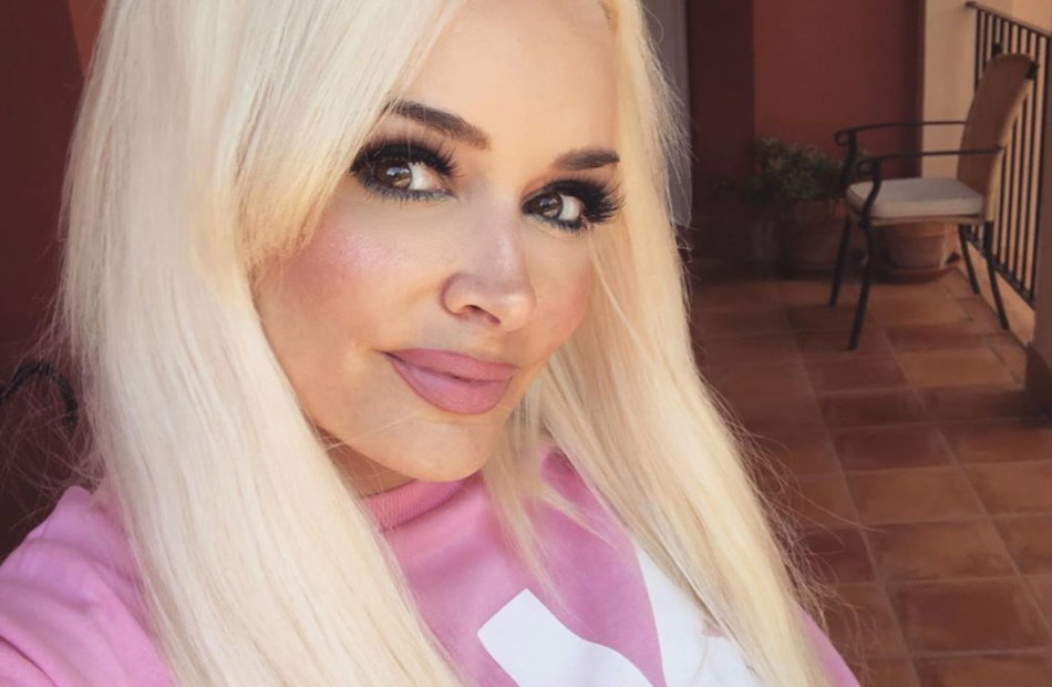 Daniela Katzenberger schaut in die Kamera bei einem Selfie.