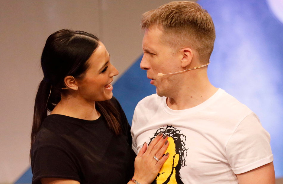 Amira und Oliver Pocher schauen sich an