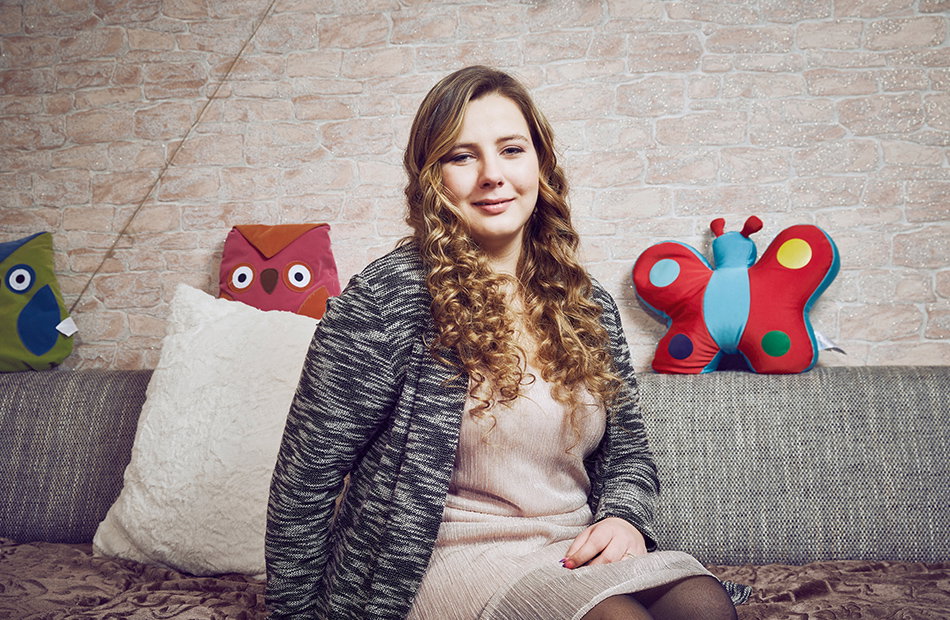 Sarafina Wollny sitzt auf einer Couch