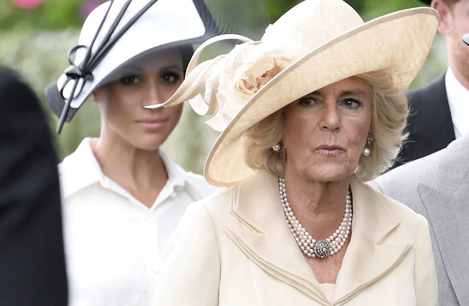 Herzogin Meghan und Queen Consort Camilla nebeneinander und ernst