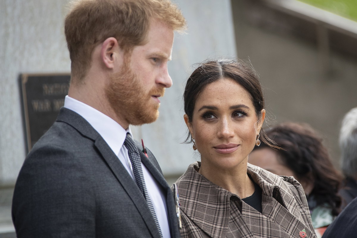 Herzogin Meghan sieht Prinz Harry zweifelnd von der Seite an