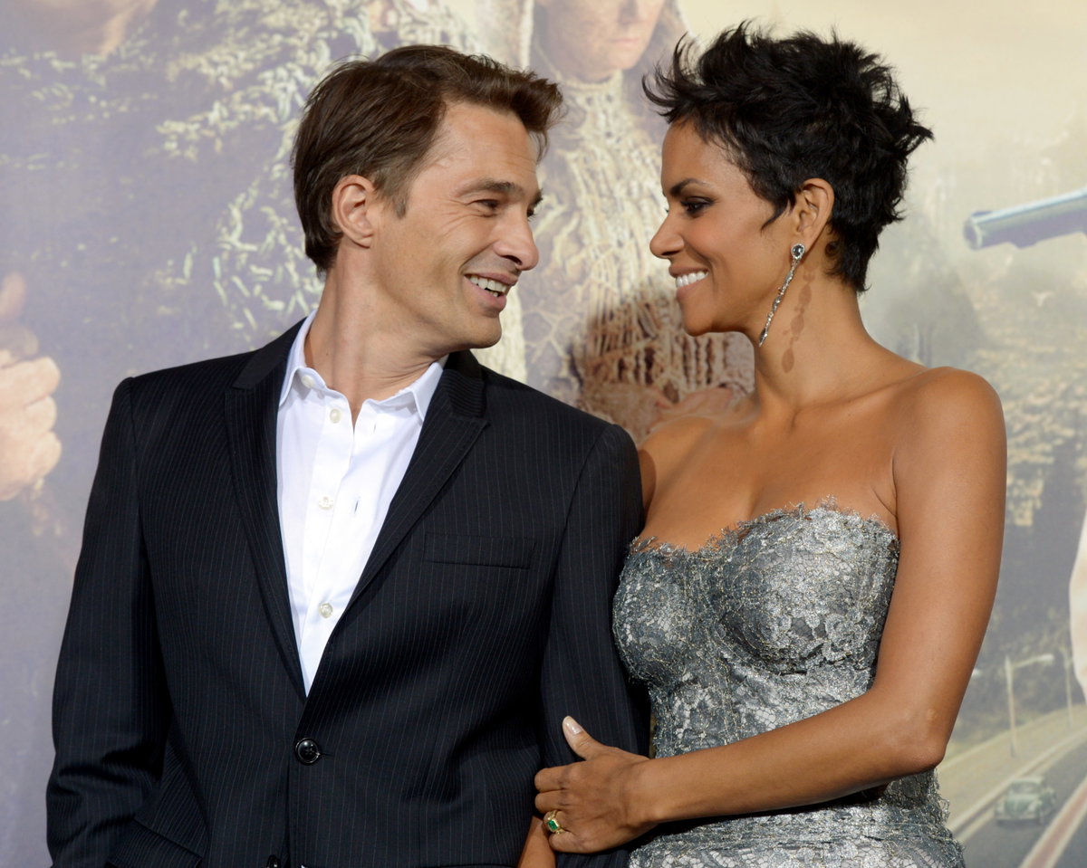Halle Berry und Olivier Martinez lächeln sich an