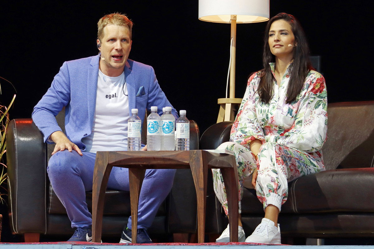 Oliver Pocher und Amira Pocher sitzen zusammen