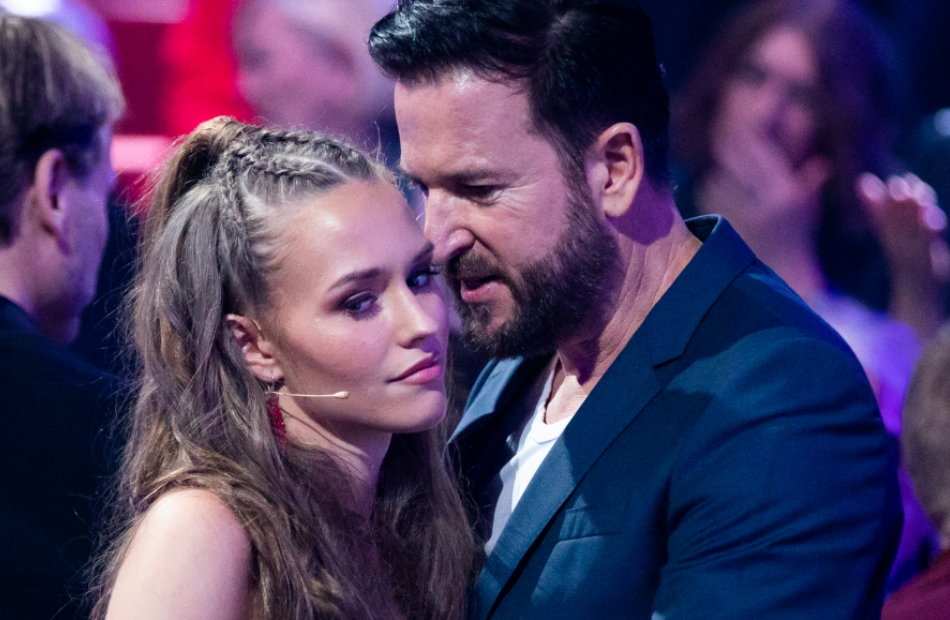 Laura Müller sieht genervt zur Seite, Michael Wendler hält sie fest