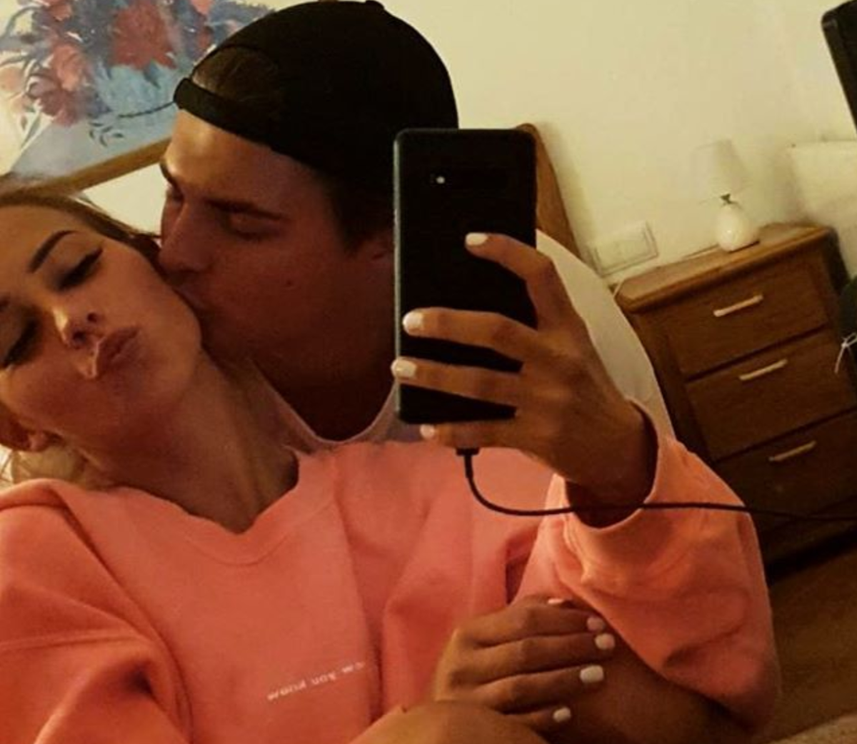 Tim Kühnel gibt Melina Hoch einen Kuss