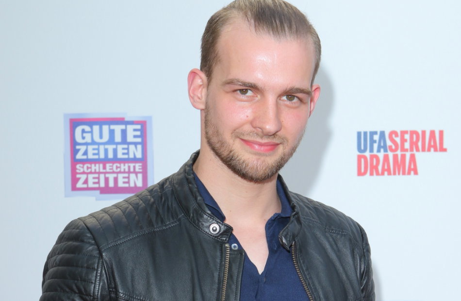 Eric Stehfest vor dem GZSZ-Logo