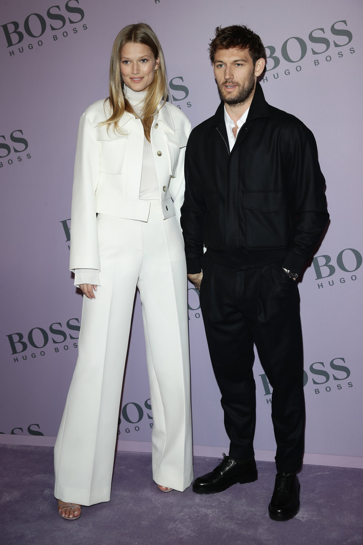 Toni Garrn und Alex Pettyfer halten Händchen