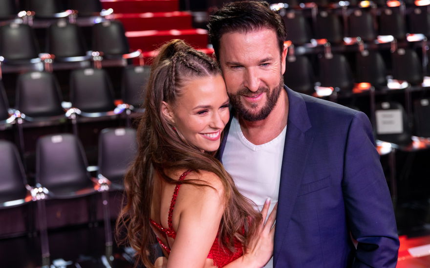 Laura Müller und Michael Wendler posieren für Fotografen