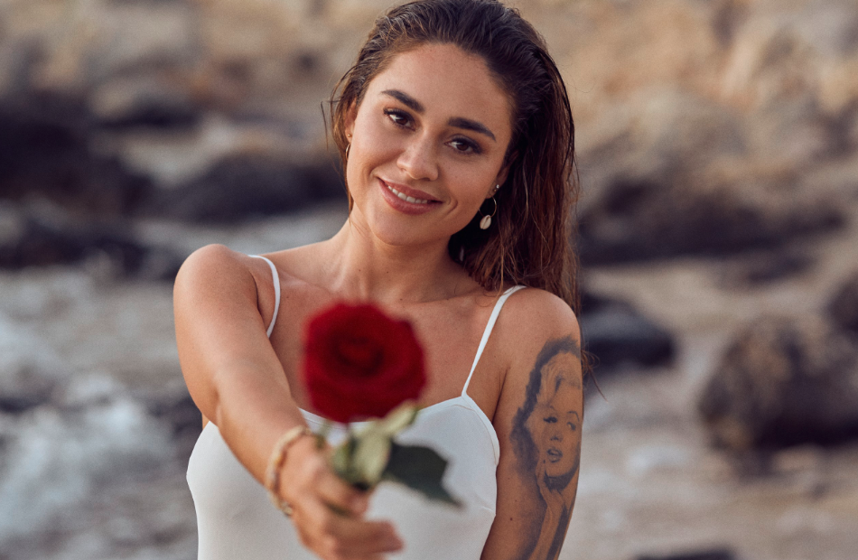 Bacheloretten Melissa Damilia hält eine Rose in die Kamera.