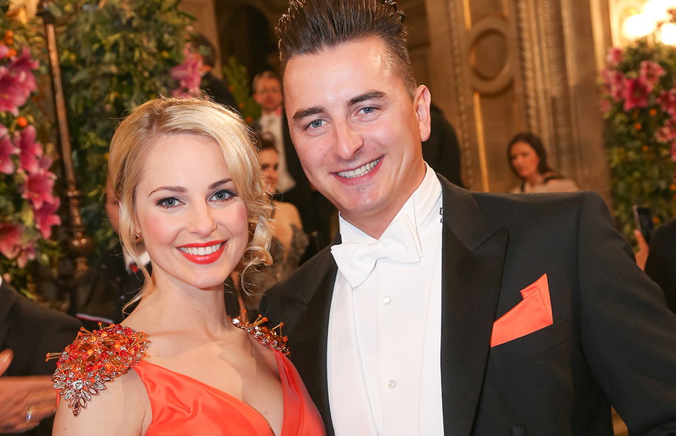 Andreas Gabalier und Silvia Schneider lächeln in die Kamera