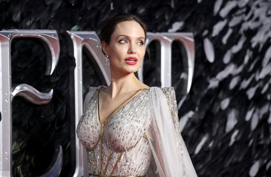Angelina Jolie sieht erschrocken aus